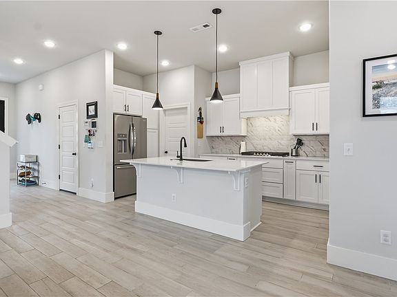 5th image of 2936 N Poppy Ln