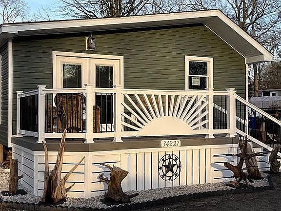 2nd image of 34227 Sandy Ln