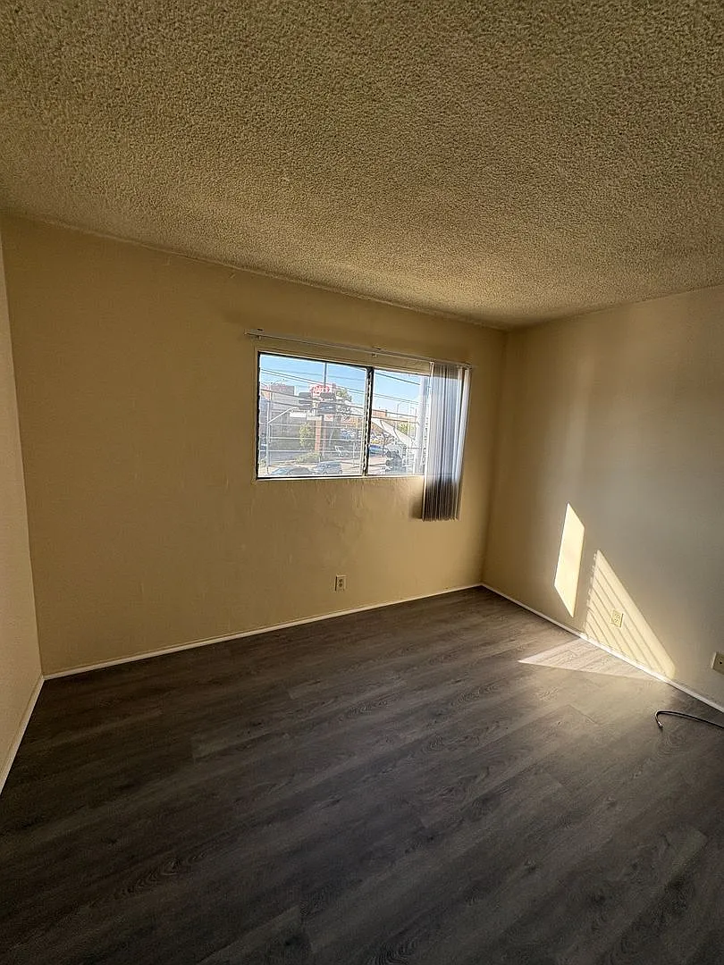 Midtown - 4729 San Vicente — Photo 2