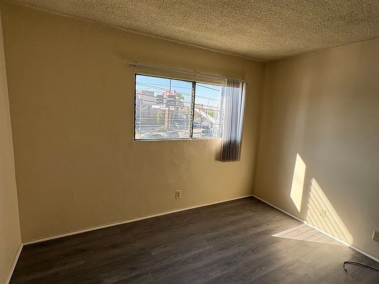4729 San Vicente Blvd — Photo 2