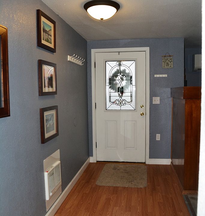 Entry way with wood laminate
