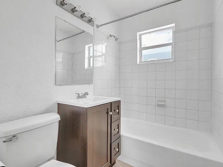 710 SE 4th Ave — Photo 10