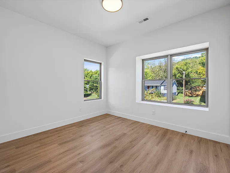 2414 E Glenwood Ave — Photo 13
