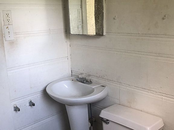3rd image of 605 Fontaine St