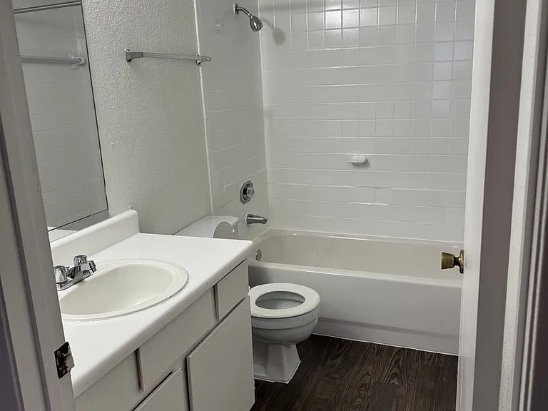 Emerald Cove Apartments — Photo 77