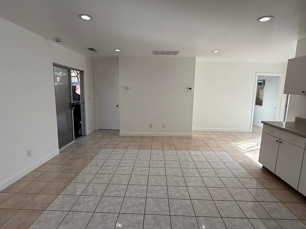 2 bed, 900 sqft, $2,500 — Photo 3