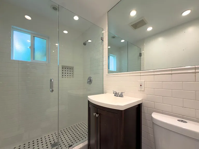 137 S Roxbury Dr — Photo 10