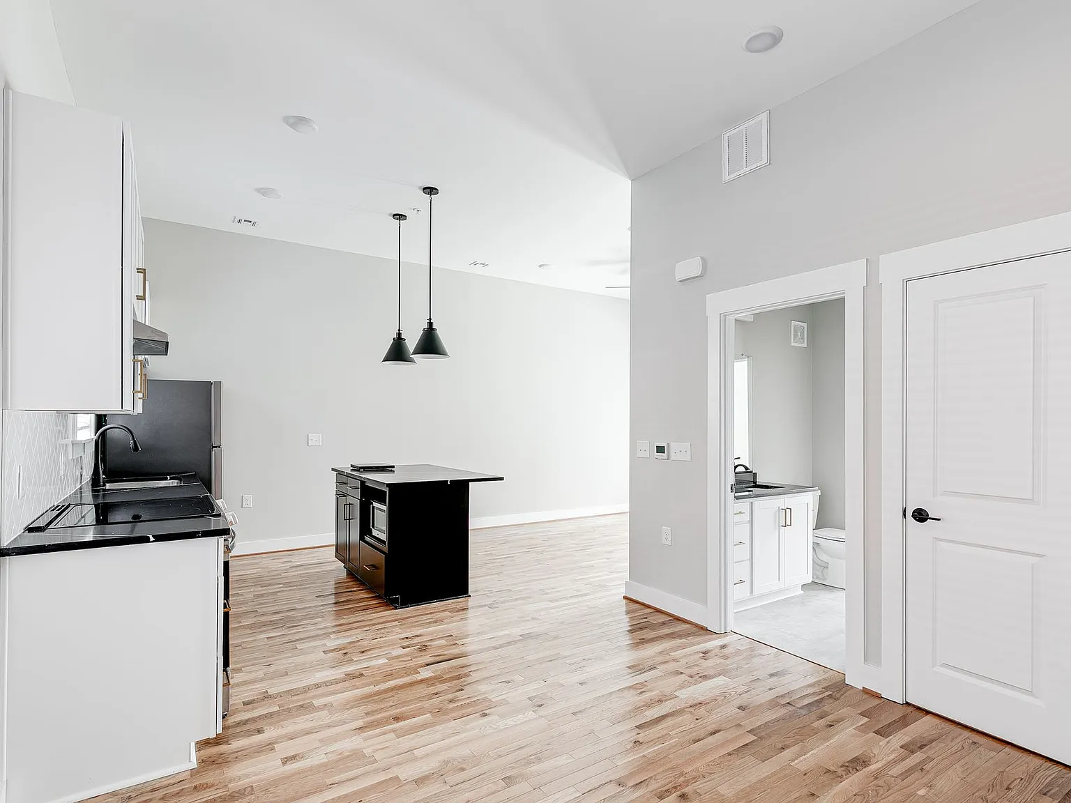 $500 Rent Credit, if you move-in by 10/15/2026 Penthouse 1BD-Apt. on 3rd Floor w/ Assigned Parking!! — Photo 4