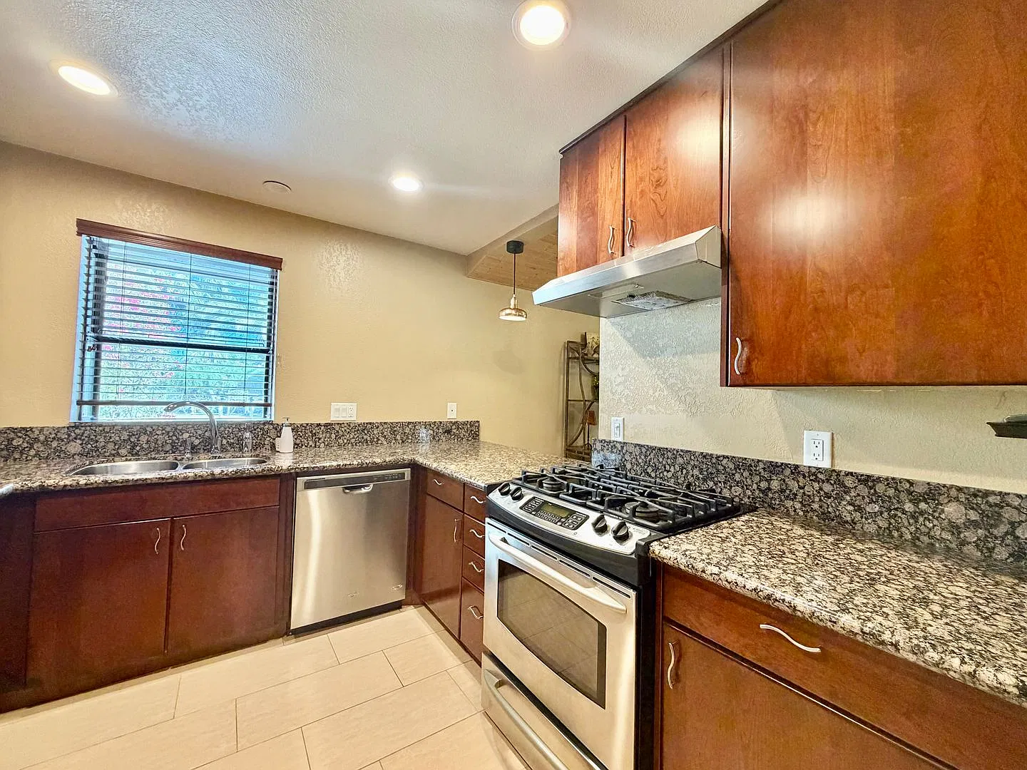 Available Now!! Charming Furnished 2 Bed 2 Bath Condo In Palm Desert Close To El Paseo! — Photo 4