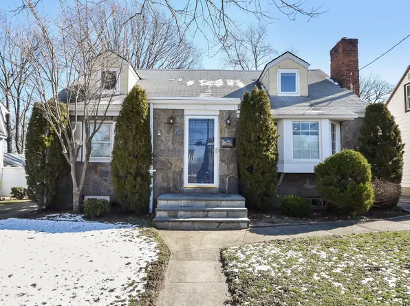 94 Millington Pl, Mineola, NY 11501