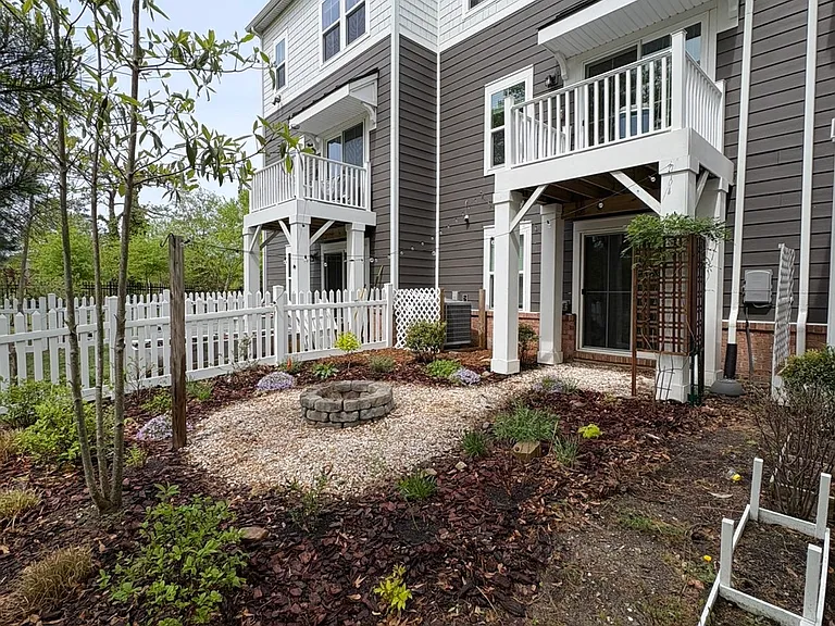 537 Westport St — Photo 21
