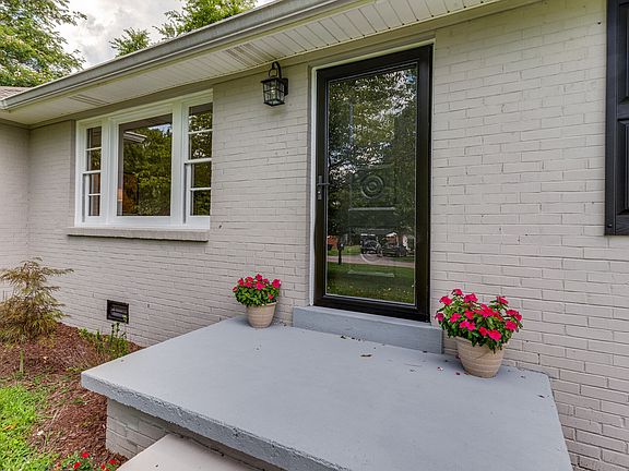 3rd image of 607 Hyde Park Ave