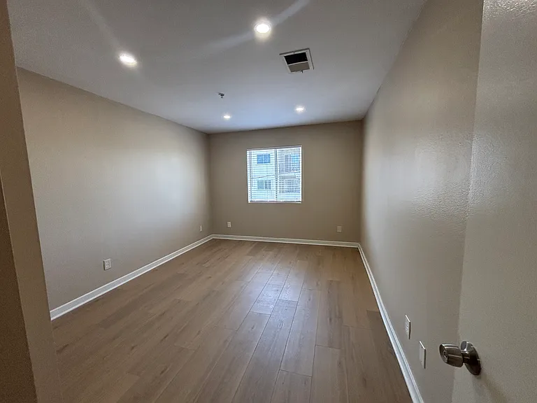 6924 Vesper Ave — Photo 11