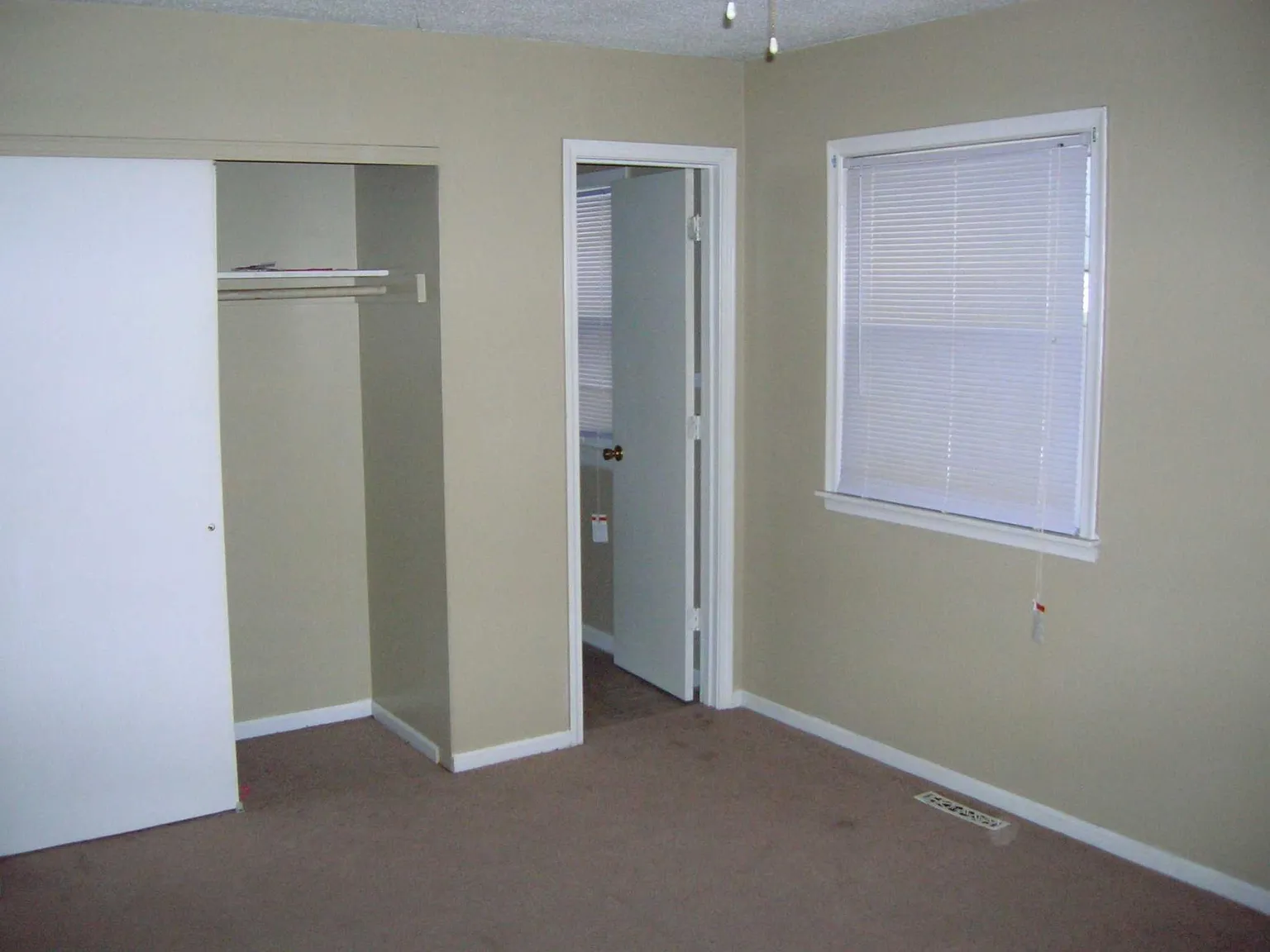 3 bed, 2.5 bath, 1600 sqft, $1,650 — Photo 4