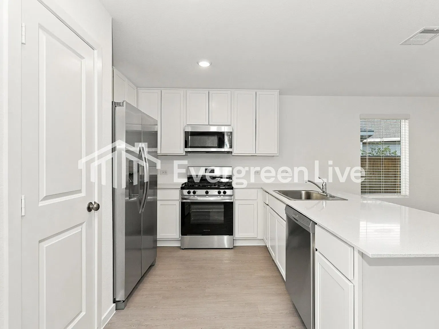 4 bed, 2.5 bath, 1954 sqft, $1,895 — Photo 4