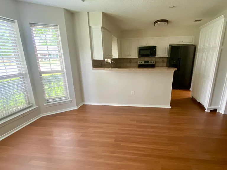 1122 Kensington Ct — Photo 7