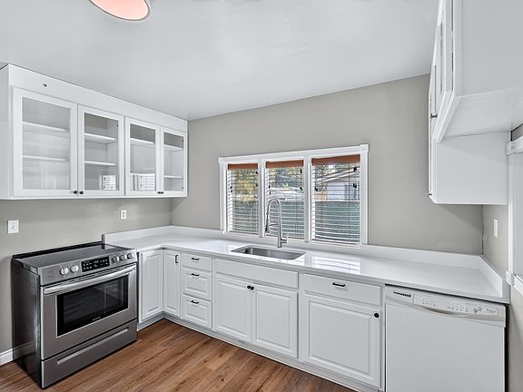 3rd image of 829 E Crown Ave