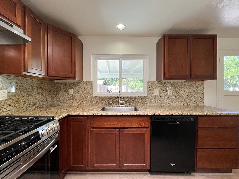 34 Queens Ct — Photo 16