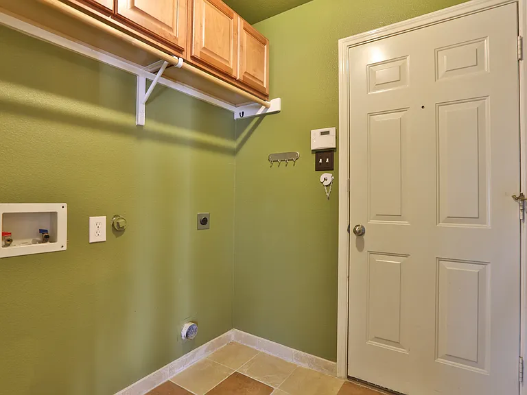 809 Robbin Cir — Photo 14