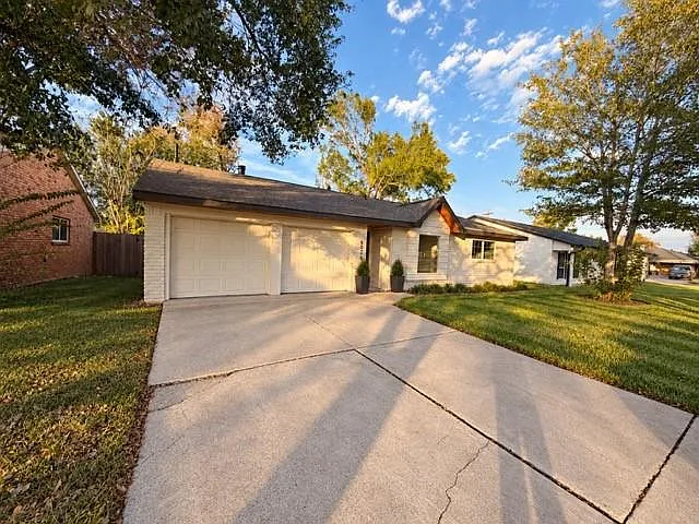 4 bed, 2.0 bath, 2150 sqft, $3,199 — Photo 2