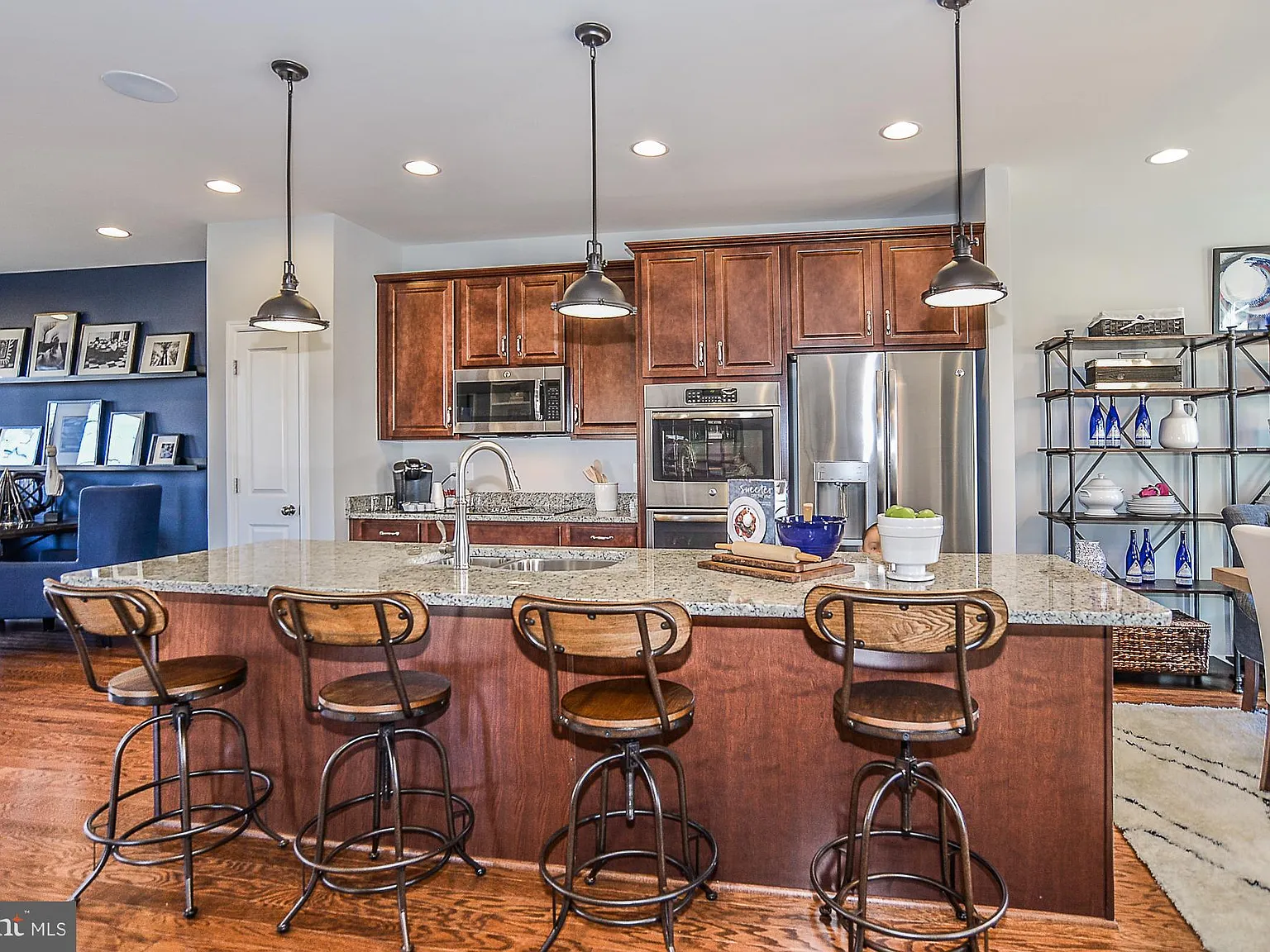 3 bed, 2.5 bath, 2988 sqft, $2,150 — Photo 3