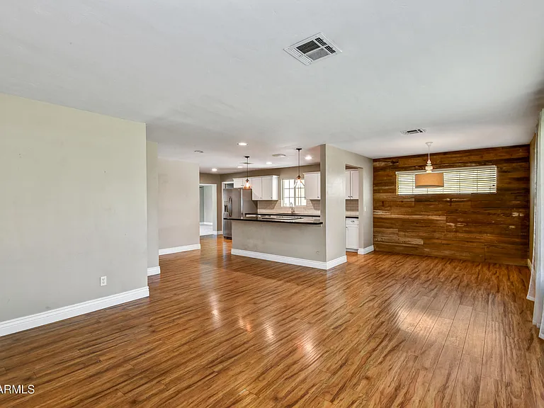 4652 E Vernon Ave — Photo 2