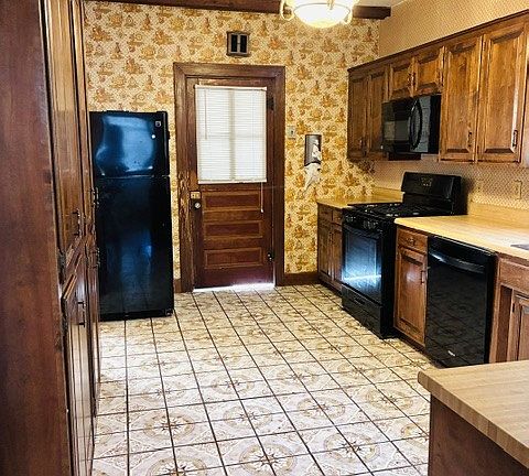 3rd image of 129 Forrest Ave N