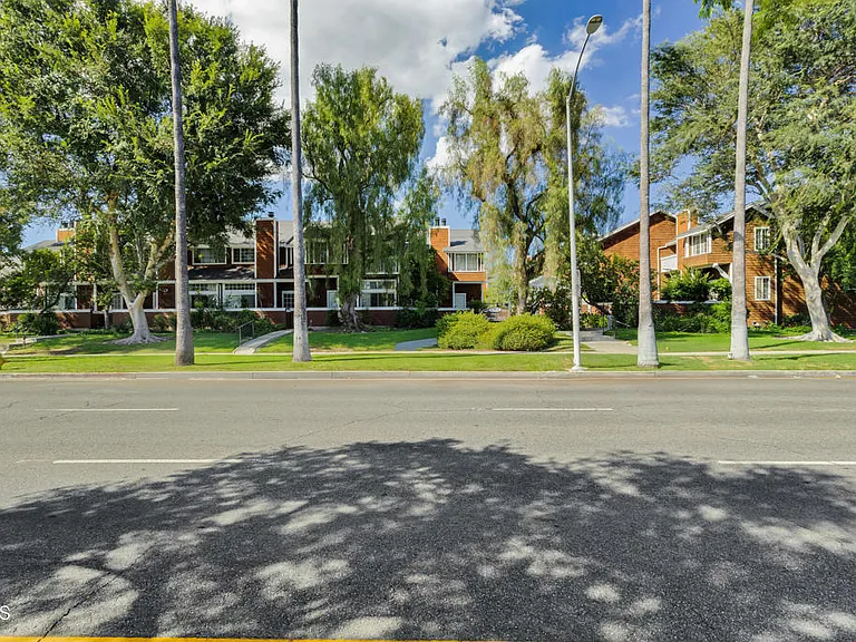 19431 Sherman Way #6 — Photo 10