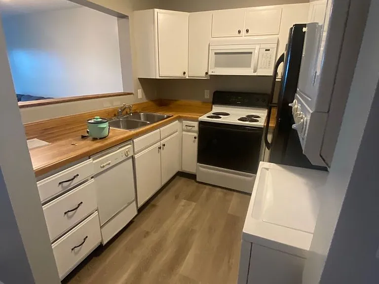 1380 Hunters Rd #J — Photo 2