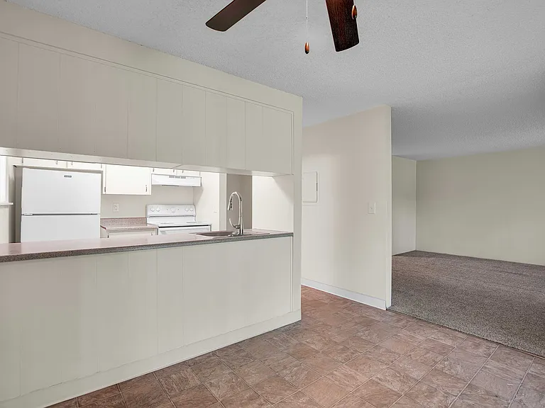 Riverview Apartments — Photo 33