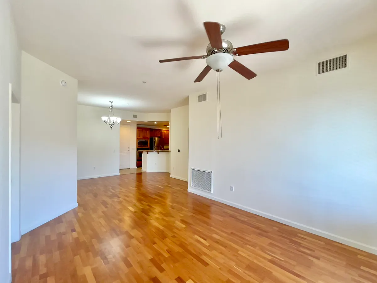 Building Photo - 15 E Agate Ave #407