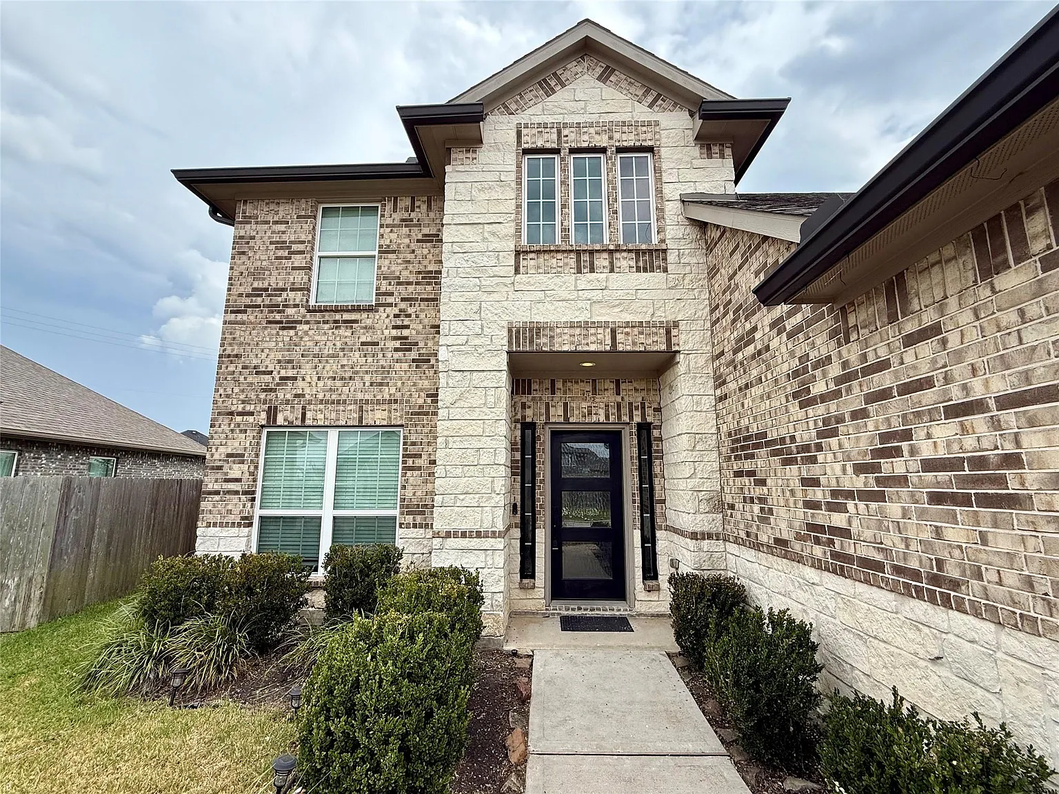 4 bed, 3.5 bath, 2805 sqft, $3,500 — Photo 2