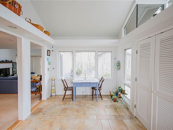 4th image of 340-41 Windward Cir
