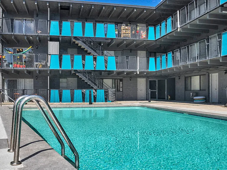 833 Dexter — Photo 4