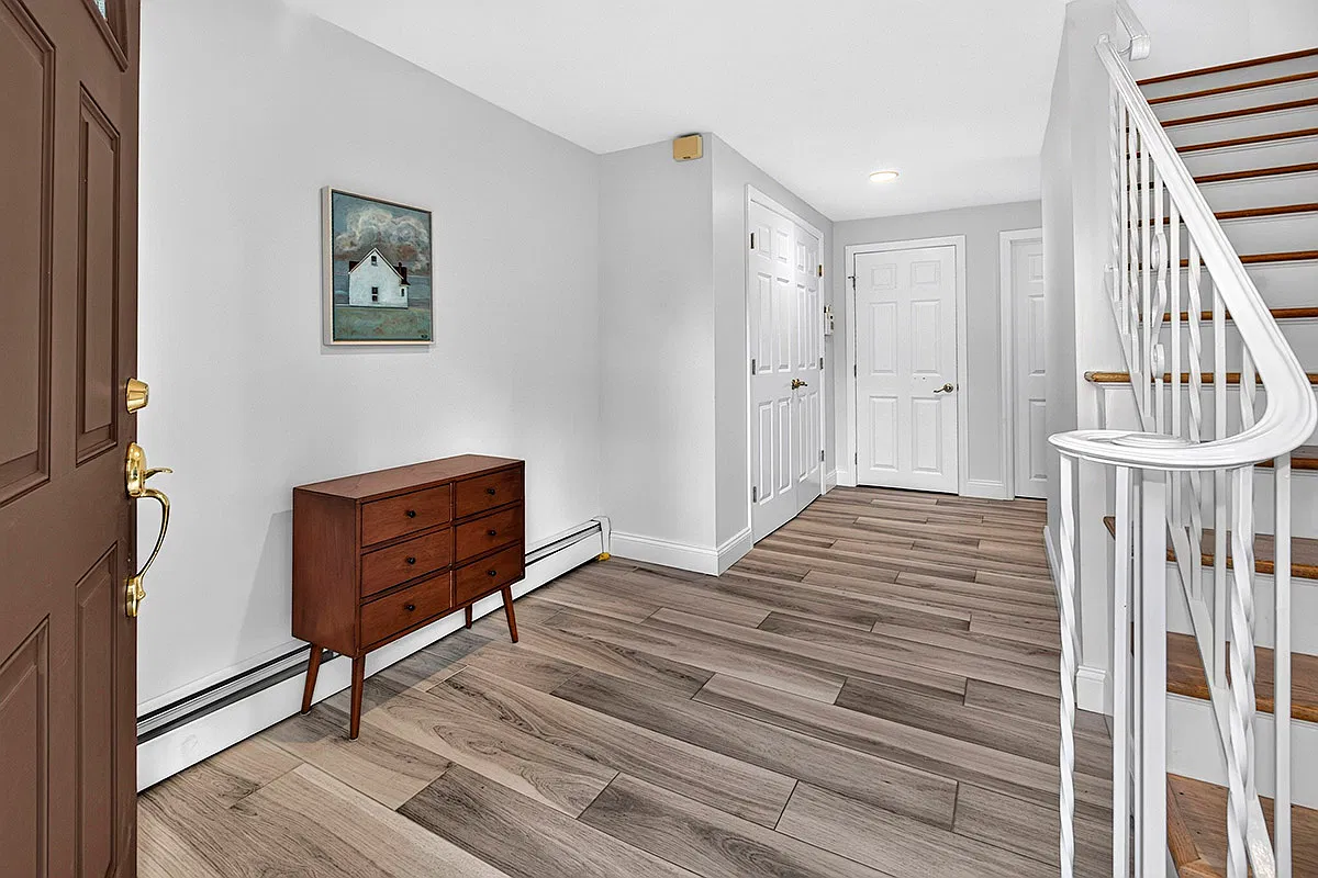 4 bed, 2304 sqft, $7,600 — Photo 3