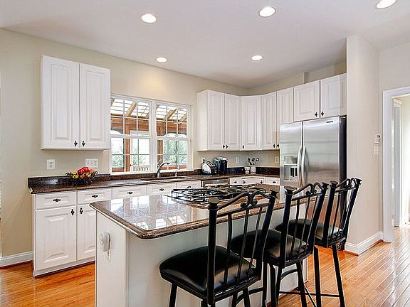 Gourmet kitchen w/ss appliances