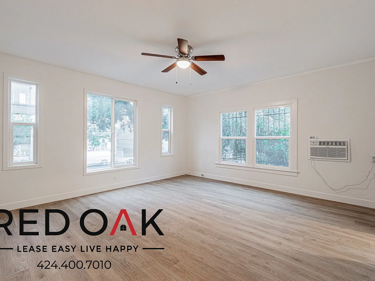 Airy Studio with Stainless Steel Appliances, Walk-In Closet, Air Conditioning and On-Site Laundry... — Photo 1