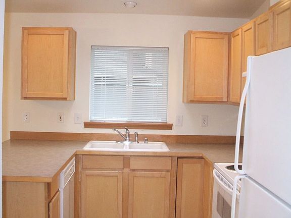 4th image of 3025 72nd Ave NE
