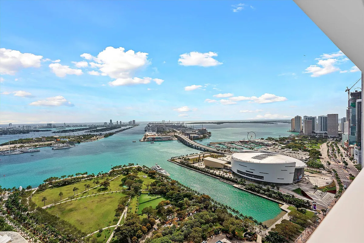 Building Photo - 1040 Biscayne Blvd #4002