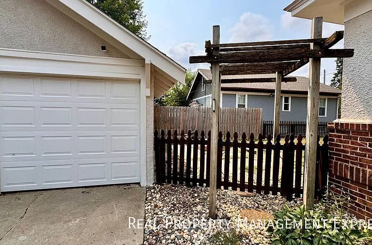 509 W 25th St — Photo 52