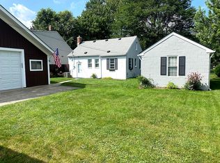 2111 Ridgemont Rd, Grosse Pointe Woods, MI 48236