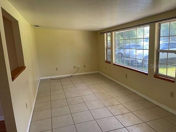 5th image of 729 Carlson Dr