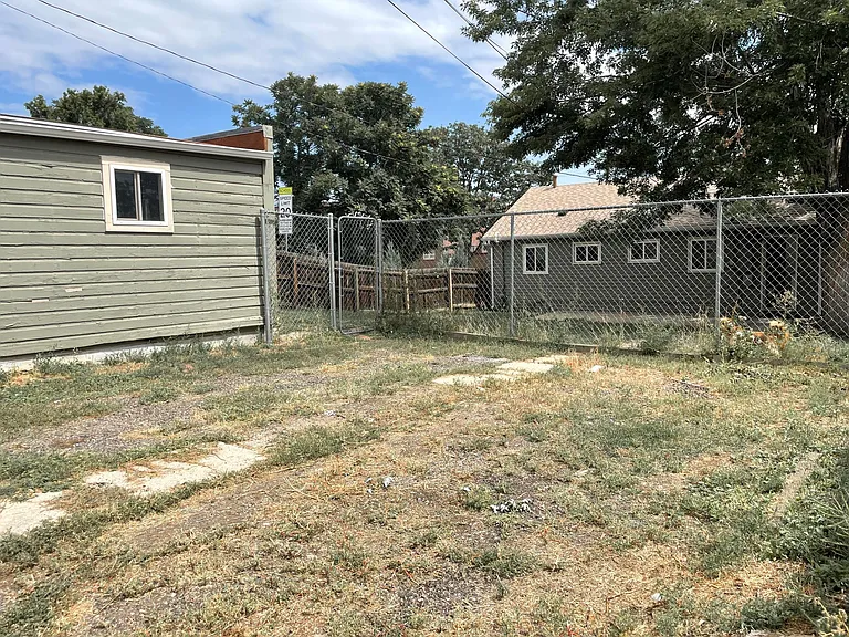 4895 Beach Ct — Photo 32