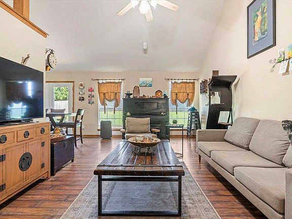 4th image of 821 E Park Pl