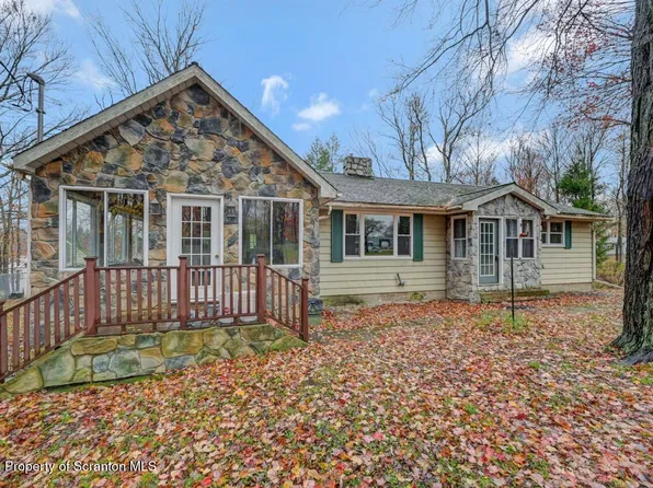 31 N 4th St, Gouldsboro, PA 18424