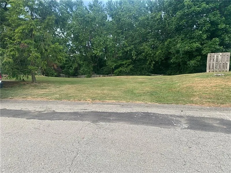 124 Thunderbird Dr photo 1