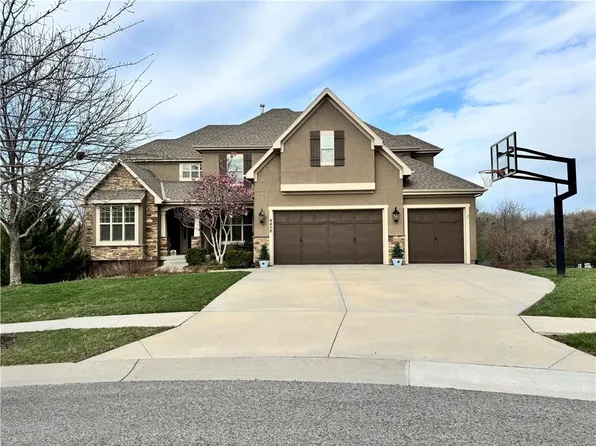 9450 W 158th Ter, Overland Park, KS 66221