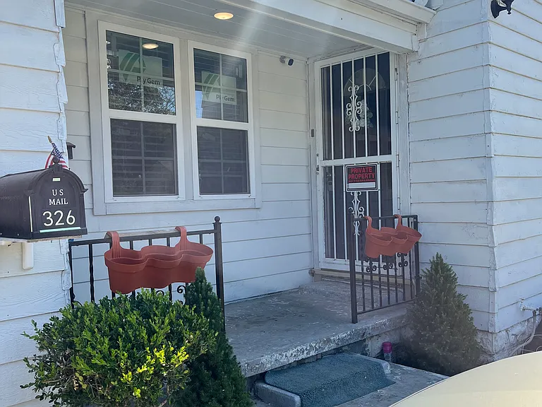 326 E Young Pl — Photo 5
