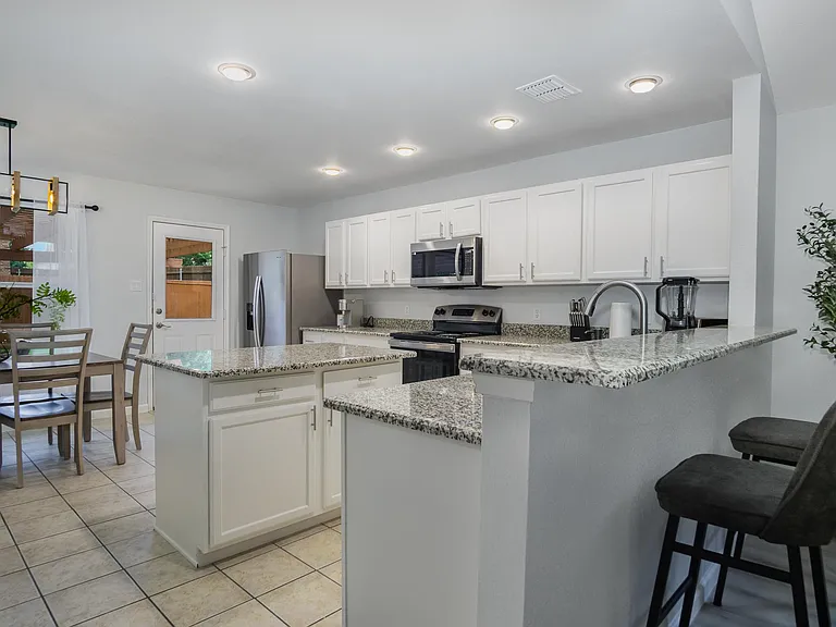 9437 Goldenview Dr — Photo 6