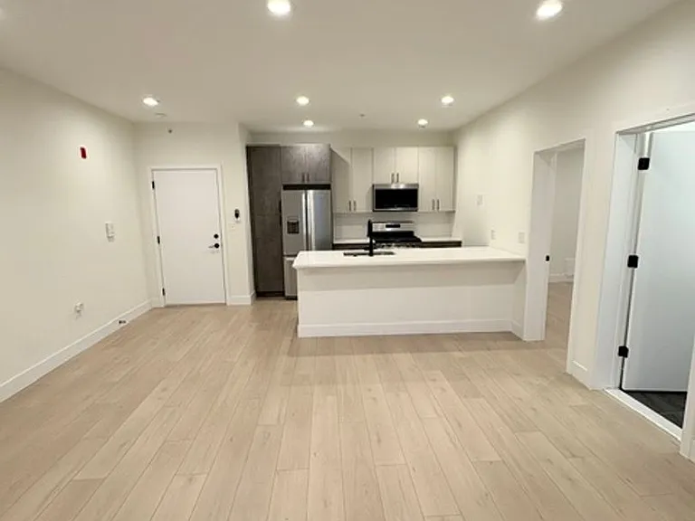 Modern and Sleek 611 S Fagley Street Apartments! — Photo 9